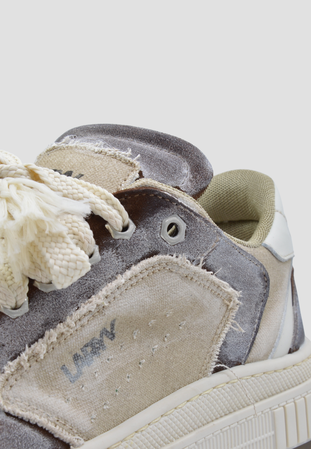 LARYV Glitch Low // Sand-brown
